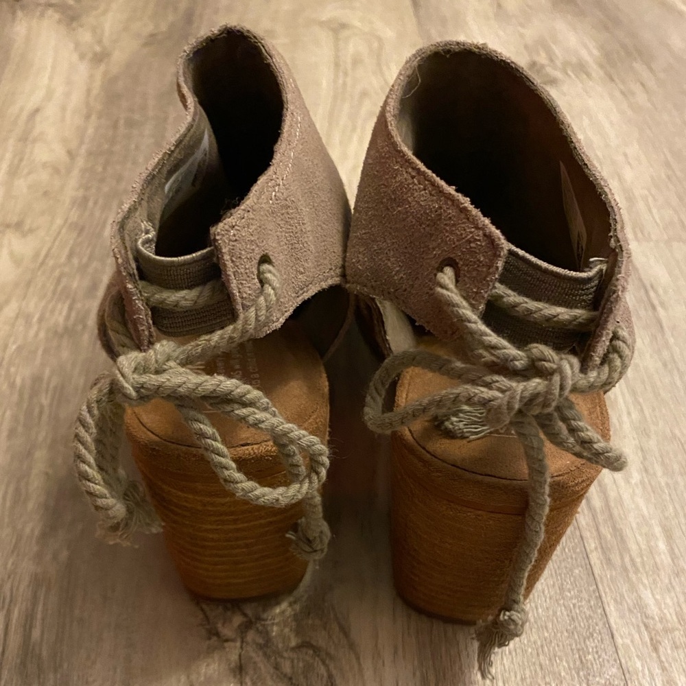 Toms Tan Elba Booties Peep Toe Suede Tassles Taupe Chunky Block Heel Mules | 8 - Picture 3 of 16